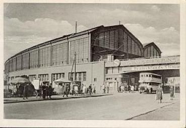 Berlin Bahnhof Friedrichstraße mit Autobus