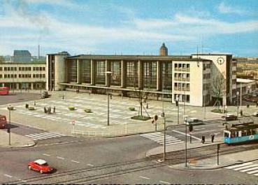 Heidelberg Hauptbahnhof mit Straßenbahn