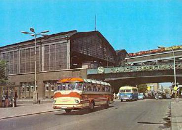 Berlin Bahnhof Friedrichstraße mit Autobussen