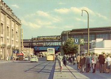 Berlin Bahnhof Friedrichstraße mit Autobus und U-Bahn Eingang