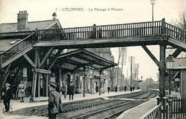 AK Colombes La Passage a Niveau Bahnhof