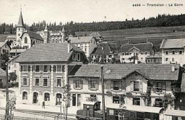 AK Tramelan La Gare mit Zug