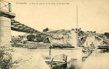 AK Charleville le Pont du chemin de fer saute le 25 Aout 1914