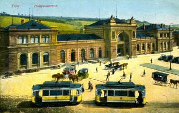 Trier Hauptbahnhof mit Straßenbahn