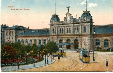 Mainz Bahnhof mit Straßenbahn