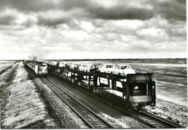 AK Hindenburgdamm mit Autozug und V 200