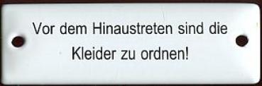 Vor dem Hinaustreten sind die Kleider zu ordnen (Emailleschild)