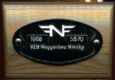 Fabrikschild VEB Waggonbau Niesky überlackiert auf Holz