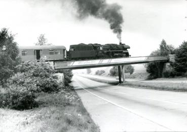 58 3017-9 auf Autobahnbrücke