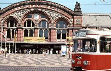 Straßenbahn Bremen TW 558 mit Hauptbahnhof 1981