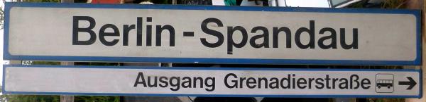 Bahnhofschild Berlin-Spandau Ausgang Grenadierstraße