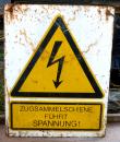 Schild Achtung Zugsammelschiene führt Spannung Metall